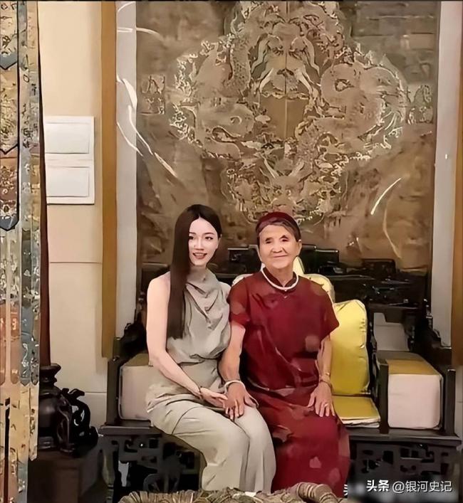 杨子带23岁新女友见91岁母亲，铜钱盆抢镜