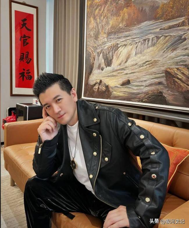 杨子带23岁新女友见91岁母亲，铜钱盆抢镜