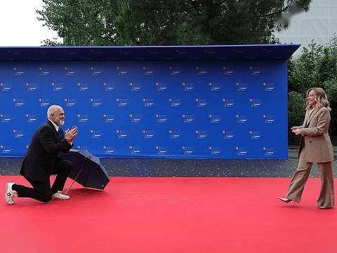 单膝跪地，2米高总理再度跪迎梅洛尼