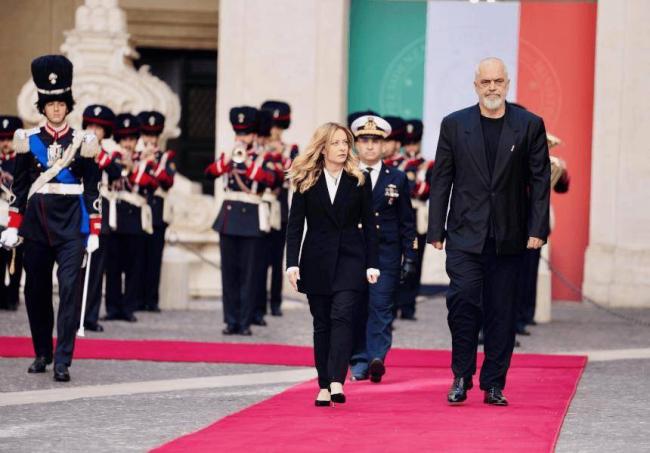 单膝跪地，2米高总理再度跪迎梅洛尼