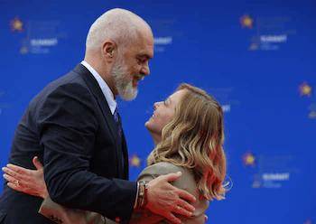 单膝跪地，2米高总理再度跪迎梅洛尼