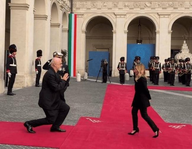 单膝跪地，2米高总理再度跪迎梅洛尼