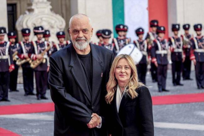 单膝跪地，2米高总理再度跪迎梅洛尼