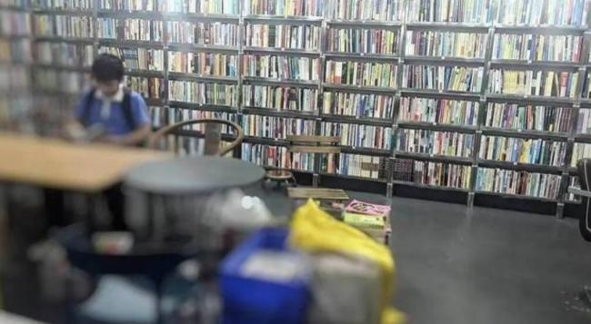 深圳“9元1斤”书店火了！  有人一次买走1吨