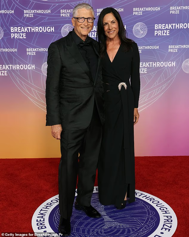 邓文迪闪耀科学奖红毯，与黄仁勋比尔·盖茨同台