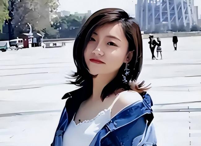 她在“非诚勿扰”上站五年，爆灯无数却不牵手