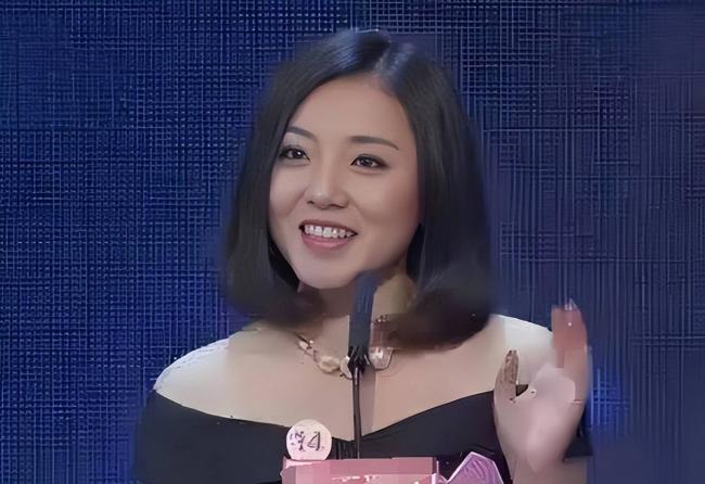 她在“非诚勿扰”上站五年，爆灯无数却不牵手