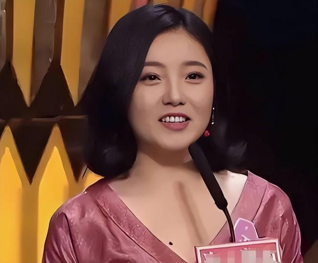 她在“非诚勿扰”上站五年，爆灯无数却不牵手