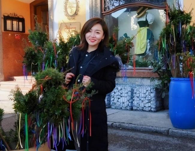 她在“非诚勿扰”上站五年，爆灯无数却不牵手