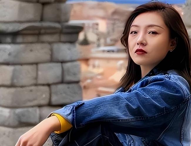 她在“非诚勿扰”上站五年，爆灯无数却不牵手