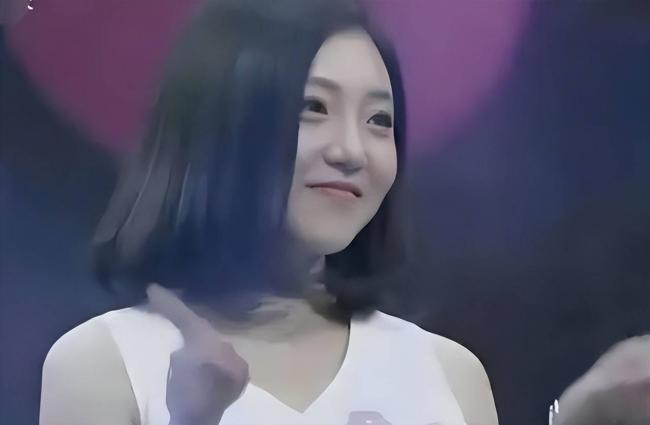 她在“非诚勿扰”上站五年，爆灯无数却不牵手