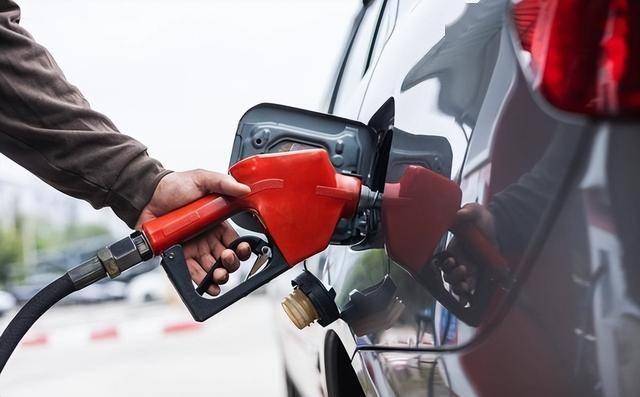 开油车的笑了，开电车的慌了？2026油电新政实锤