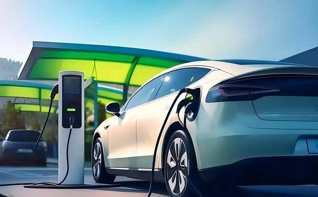 开油车的笑了，开电车的慌了？2026油电新政实锤