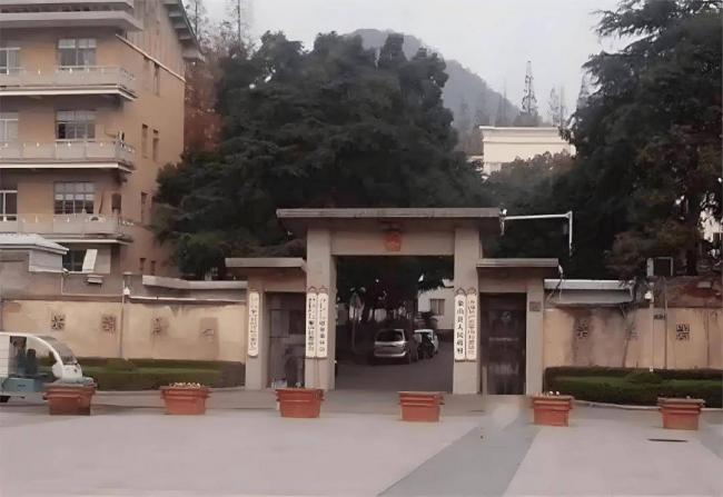 这张百强县破旧大院照片，让多少豪华政府楼脸红