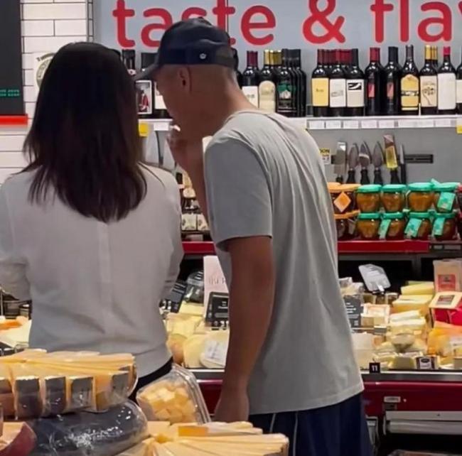 51岁徐静蕾美国超市被拍:胖到不敢认 黄立行... 51岁徐静蕾美国超市被拍:胖到不敢认 黄立行...