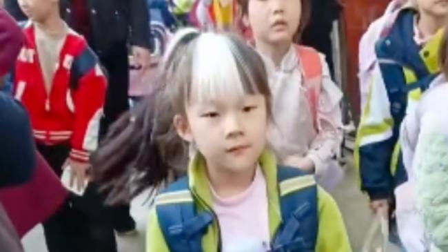 7岁女童天生白色刘海 网羡慕：不用挑染