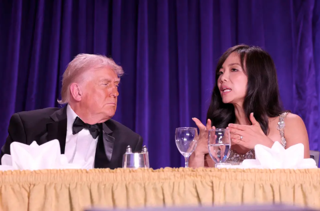 枪击案发生时，坐在川普旁边的华裔女记者是谁？