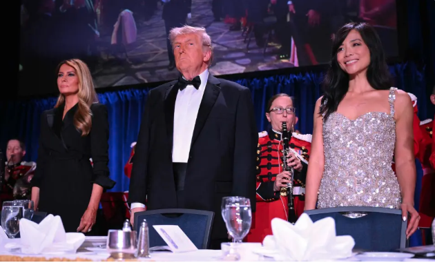 枪击案发生时，坐在川普旁边的华裔女记者是谁？