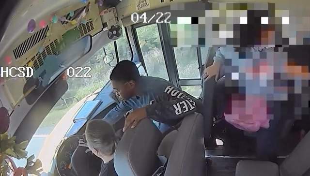 美校车司机突发昏厥，五名中学生救下全车人