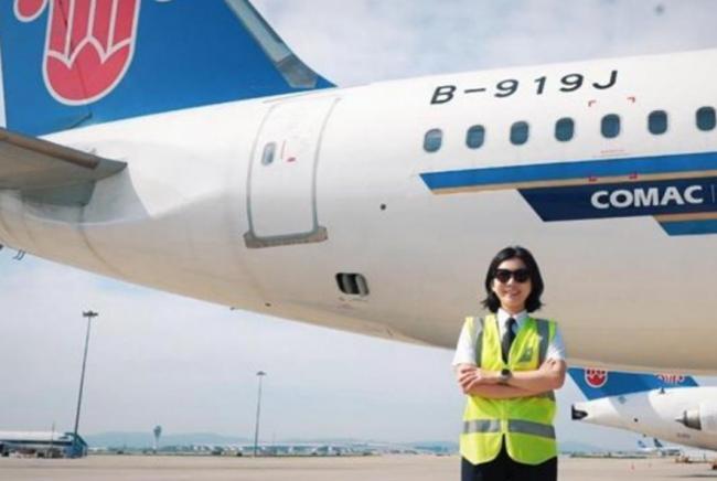 中国大飞机C919首位女机长顺利完成首飞