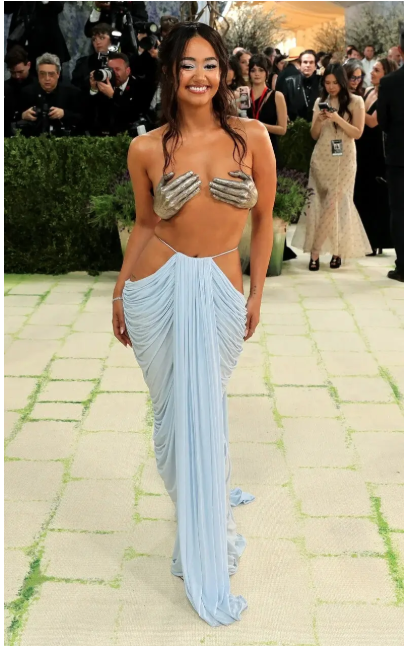 Met Gala：人气网红上身近乎全裸登场