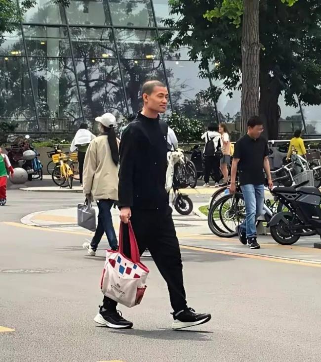 韦东奕形象变化太大，网友再催他赶紧成个家