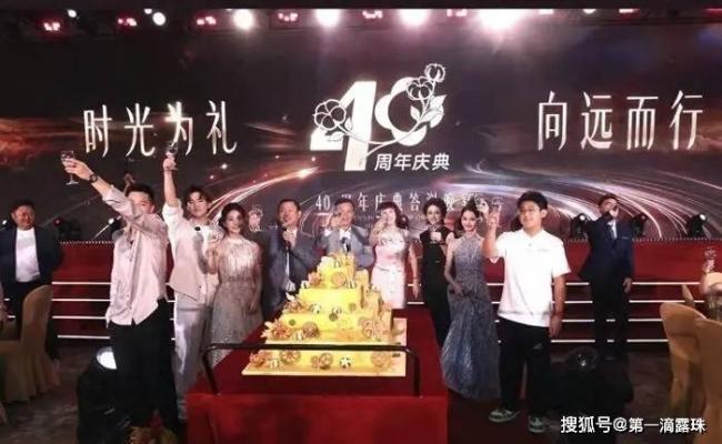 中国大富之家 家族合影扒出狗血豪门宅斗