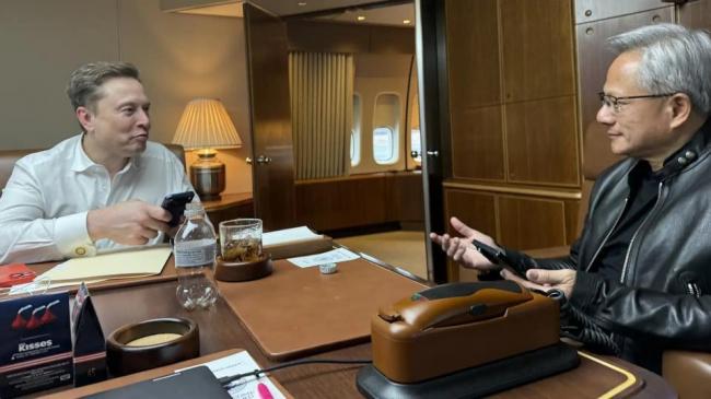 马斯克黄仁勋空军一号照曝光,手机竟然不是苹果 马斯克黄仁勋空军一号照曝光,手机竟然不是苹果