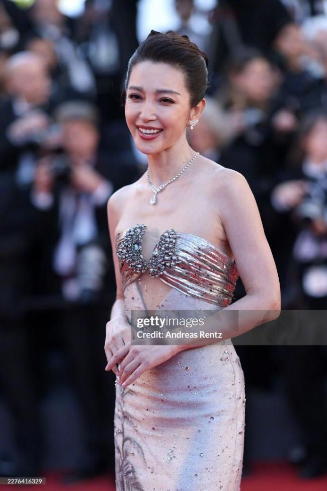 李冰冰时隔十年重返戛纳红毯 网惊呼冻龄女王 李冰冰时隔十年重返戛纳红毯 网惊呼冻龄女王