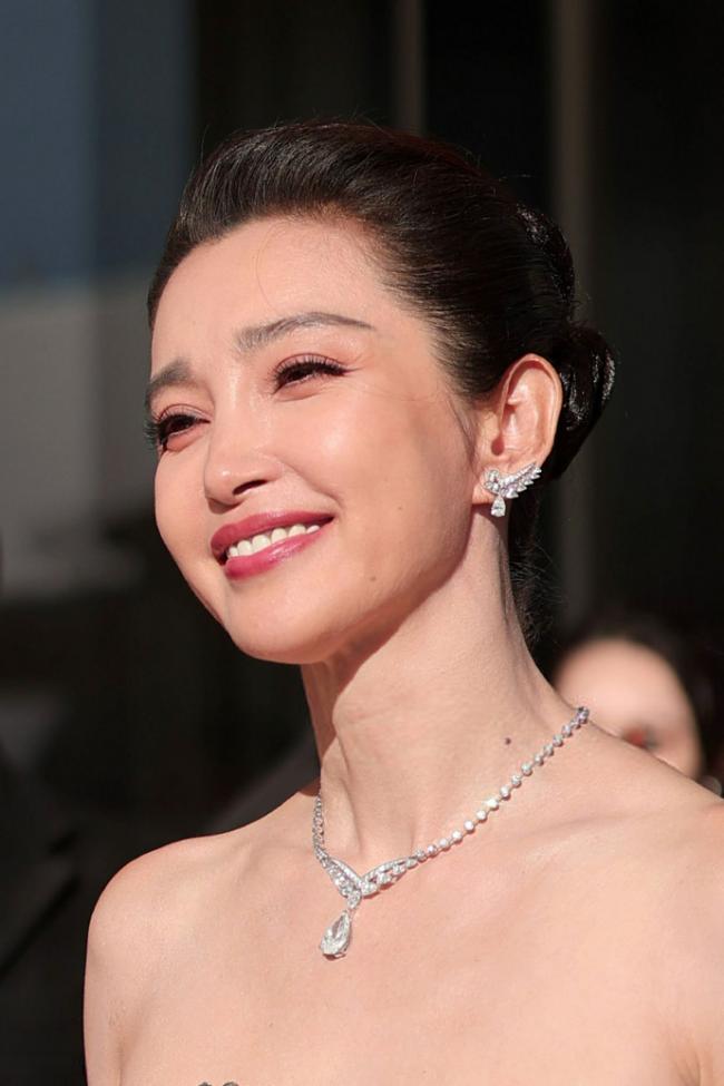 李冰冰时隔十年重返戛纳红毯 网惊呼冻龄女王 李冰冰时隔十年重返戛纳红毯 网惊呼冻龄女王