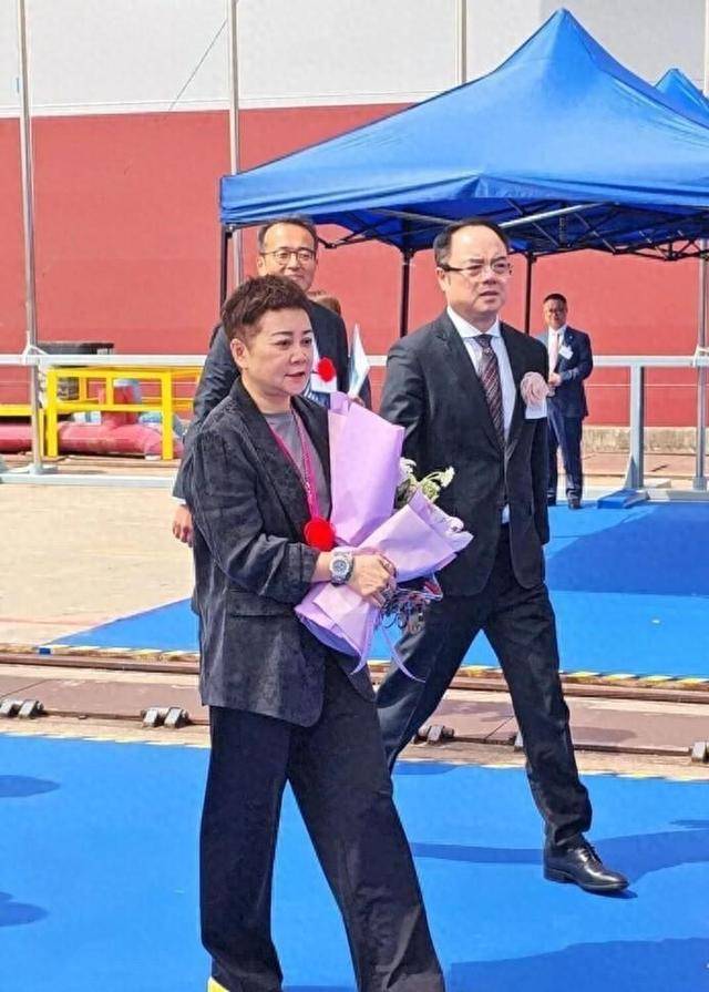 曹德旺有福气!儿子坐马斯克旁,但女儿更厉害 曹德旺有福气!儿子坐马斯克旁,但女儿更厉害