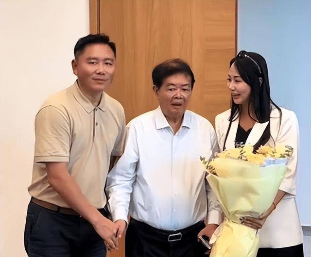 曹德旺有福气!儿子坐马斯克旁,但女儿更厉害 曹德旺有福气!儿子坐马斯克旁,但女儿更厉害