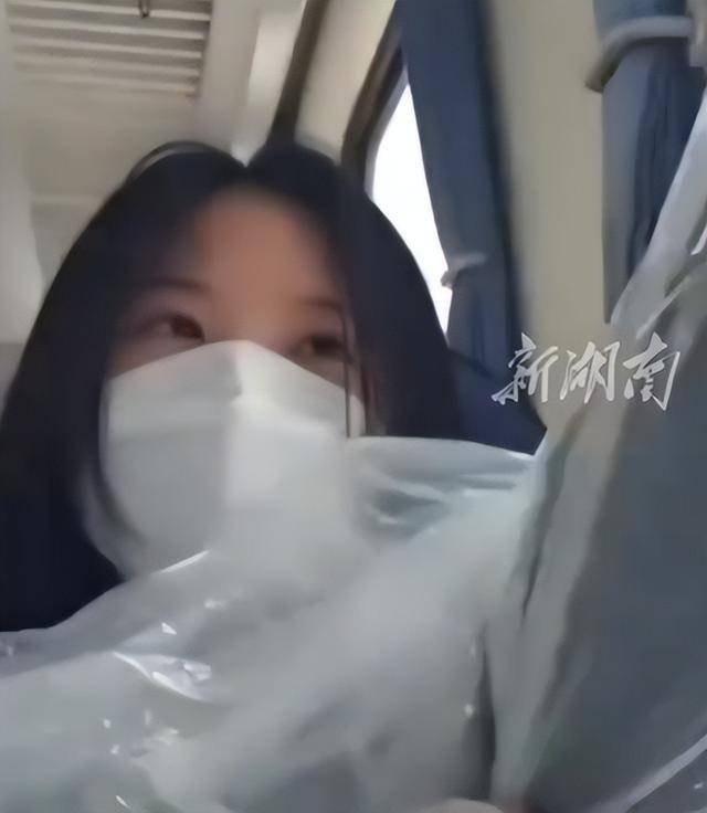绿皮车现防毒面具?控烟小仙女夸张行径遭群嘲 绿皮车现防毒面具?控烟小仙女夸张行径遭群嘲