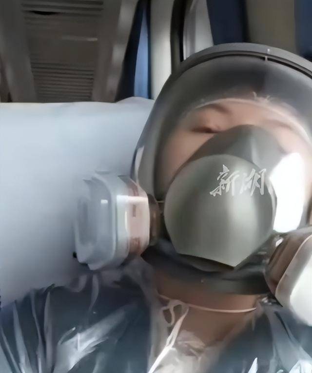 绿皮车现防毒面具?控烟小仙女夸张行径遭群嘲 绿皮车现防毒面具?控烟小仙女夸张行径遭群嘲