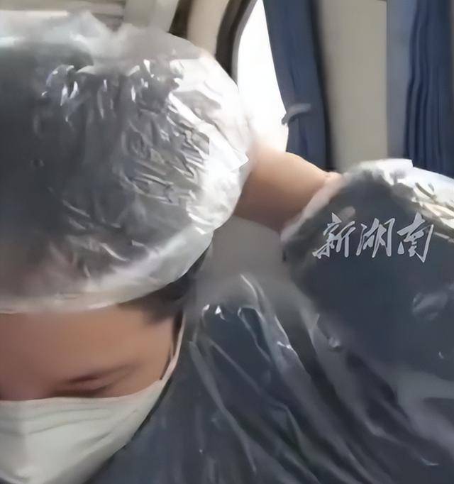 绿皮车现防毒面具?控烟小仙女夸张行径遭群嘲 绿皮车现防毒面具?控烟小仙女夸张行径遭群嘲