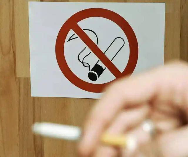 绿皮车现防毒面具?控烟小仙女夸张行径遭群嘲 绿皮车现防毒面具?控烟小仙女夸张行径遭群嘲