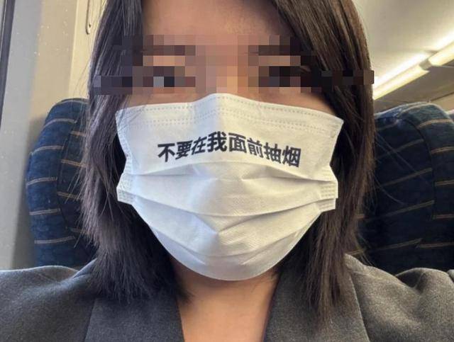 绿皮车现防毒面具?控烟小仙女夸张行径遭群嘲 绿皮车现防毒面具?控烟小仙女夸张行径遭群嘲