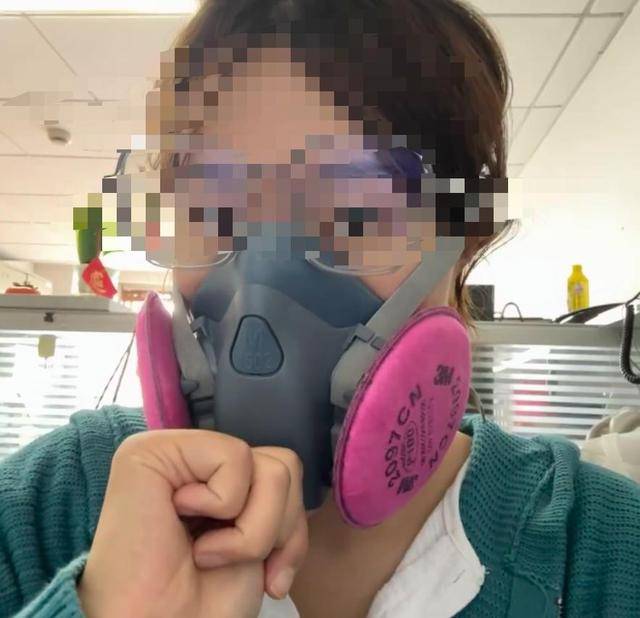 绿皮车现防毒面具?控烟小仙女夸张行径遭群嘲 绿皮车现防毒面具?控烟小仙女夸张行径遭群嘲