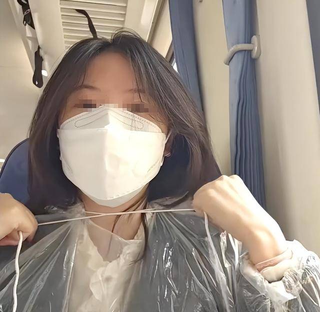 绿皮车现防毒面具?控烟小仙女夸张行径遭群嘲 绿皮车现防毒面具?控烟小仙女夸张行径遭群嘲