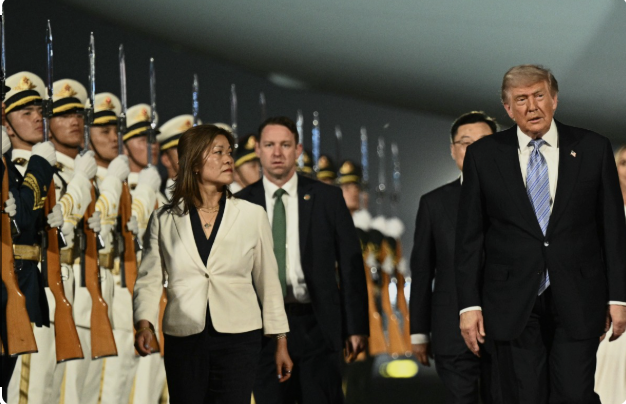 “爱国”大哥报警抓捕川普，110的回应也绝了