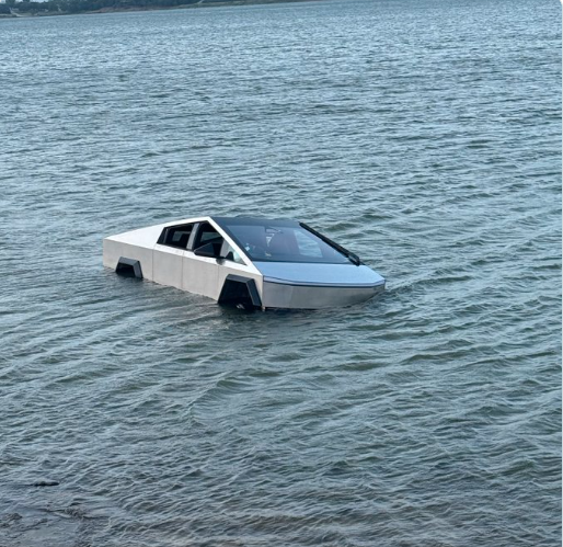 美车主开Cybertruck冲进湖中测试防水 结局好惨
