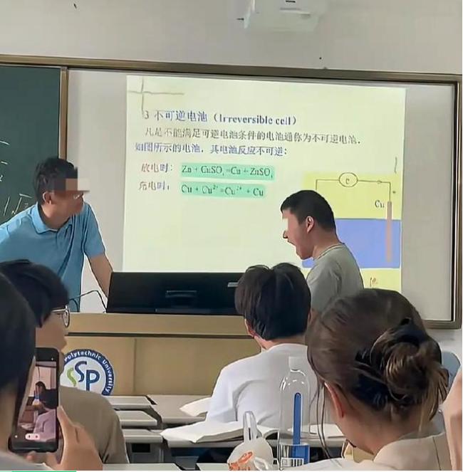 上海高校男生失控对老师喊“杀杀杀” 内情曝光 上海高校男生失控对老师喊“杀杀杀” 内情曝光