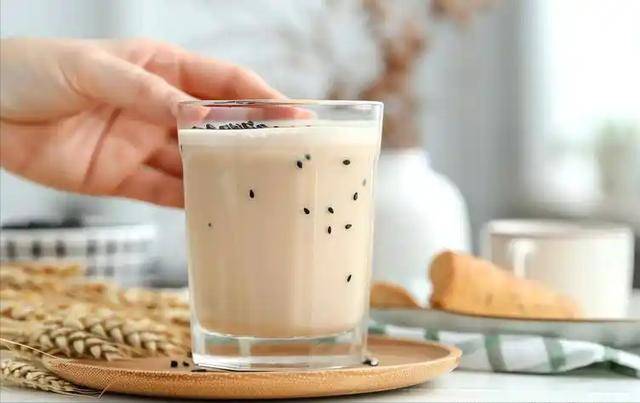 长沙女子9年狂喝3000杯奶茶,悲剧发生了 长沙女子9年狂喝3000杯奶茶,悲剧发生了