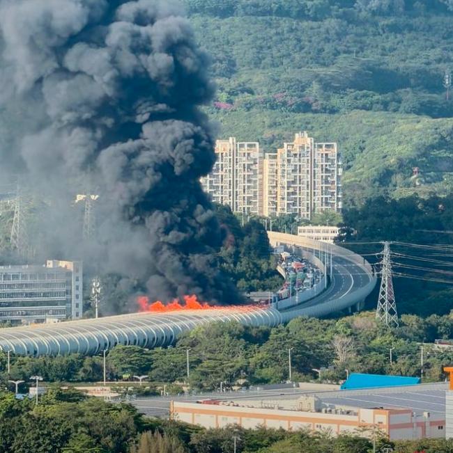 深圳油罐车与公车相撞 爆炸起火 现场曝光