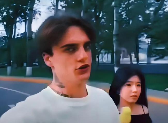 他发视频炫耀：频换中国女友，不用自己花钱