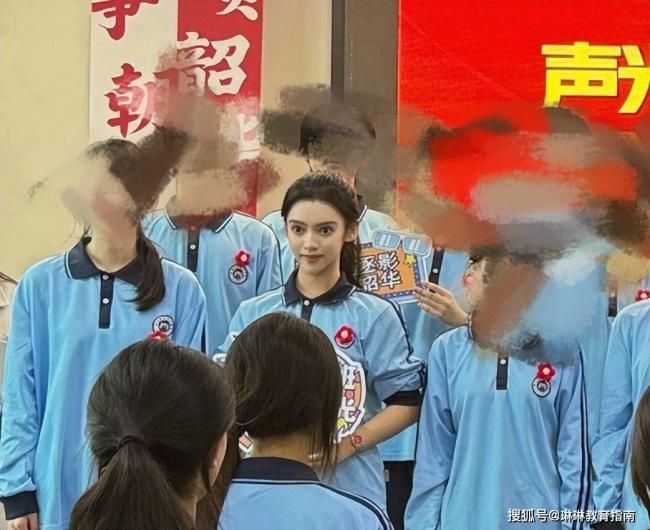 吓人！大眼睛艺考生走红，颜值令网友不适