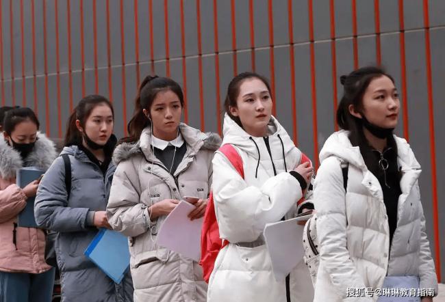 吓人！大眼睛艺考生走红，颜值令网友不适
