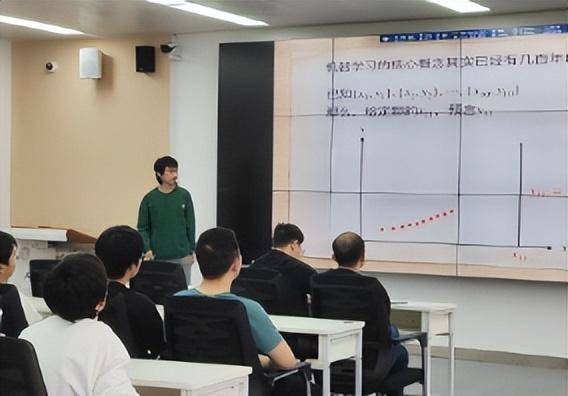 曝23岁副教授初中学历 却要在北大开讲座