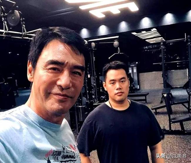 完全不像星二代，钟镇涛儿子定居上海创业