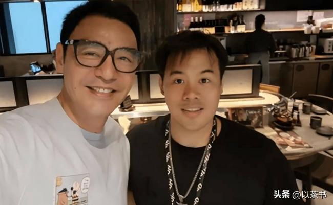 完全不像星二代，钟镇涛儿子定居上海创业